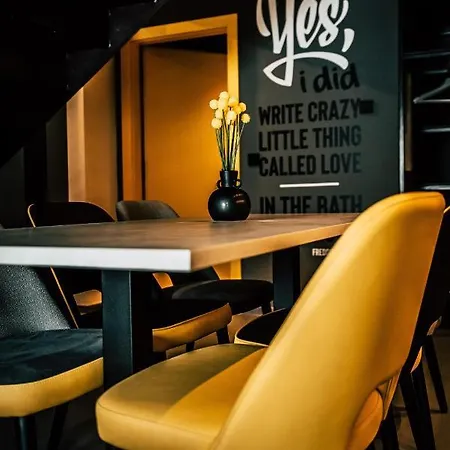 Boutique Old School Apartment Soll