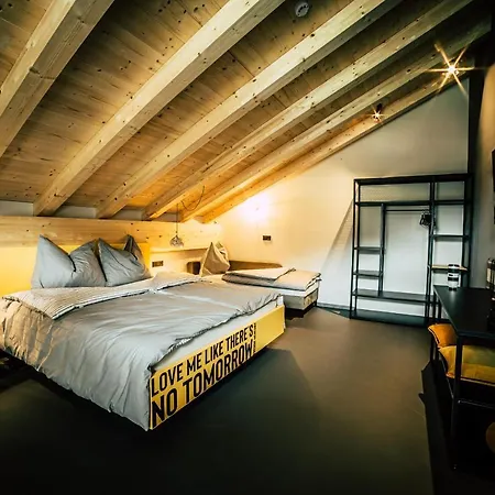 Boutique Old School Apartment Soll
